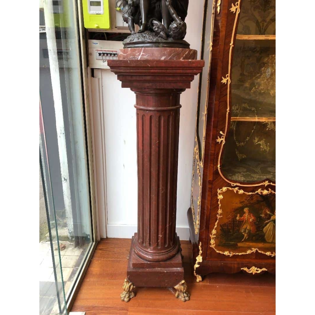 Pourpre palatial- Piédestal en marbre rouge Antique de goût Néo-Grec. XIXe sIècle. | Biron ||
