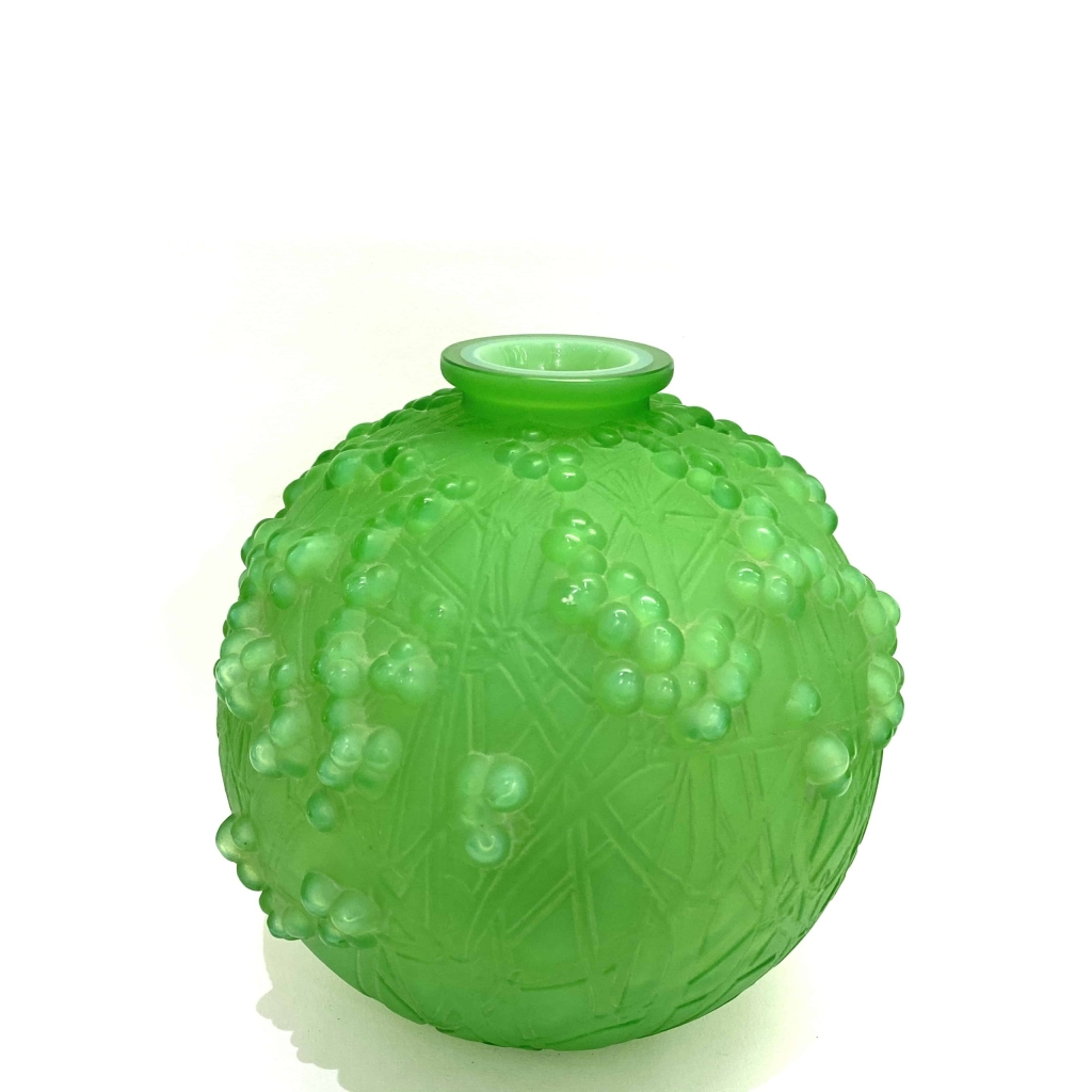 Vase « Druide » Verre Vert Jade Triple Couche de René LALIQUE | Biron Vase "Druide" Verre Vert Jade Triple Couche de René LALIQUE