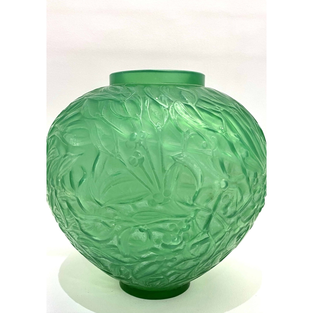 1920 Vase "Gui" Verre Vert Jade Triple Couche de René LALIQUE