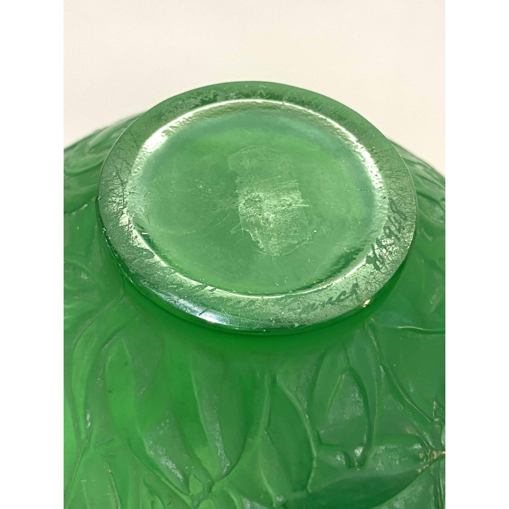 1920 Vase "Gui" Verre Vert Jade Triple Couche de René LALIQUE