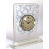 Pendule « Marguerites » verre blanc patiné bleu de René LALIQUE - mouvement mécanique
