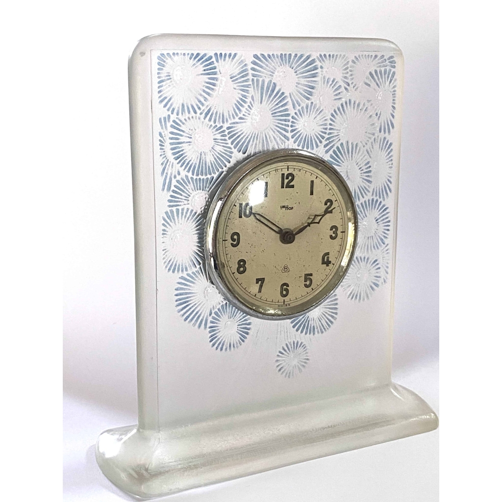 Pendule « Marguerites » verre blanc patiné bleu de René LALIQUE - mouvement mécanique