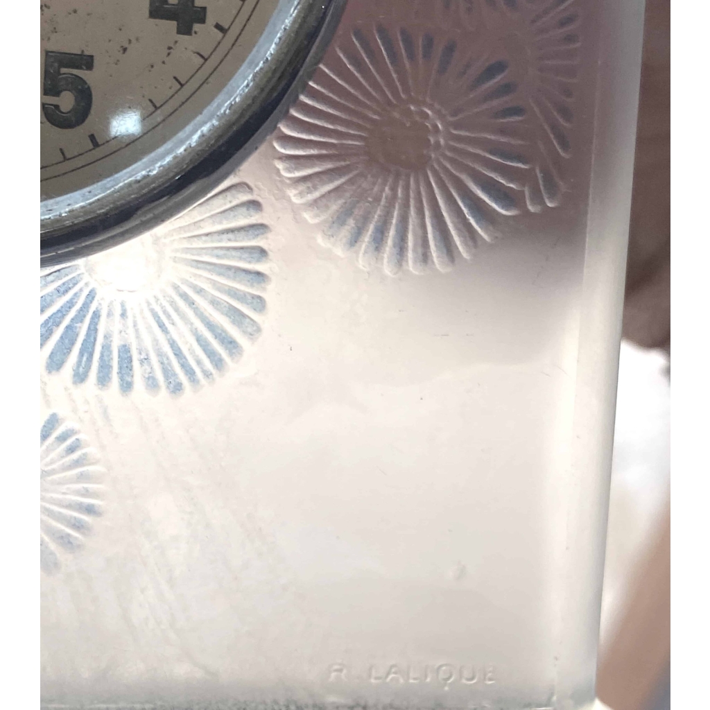 Pendule « Marguerites » verre blanc patiné bleu de René LALIQUE - mouvement mécanique