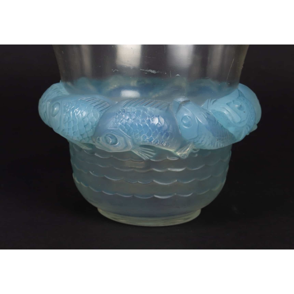 Vase « Piriac » verre opalescent patiné bleu de René LALIQUE