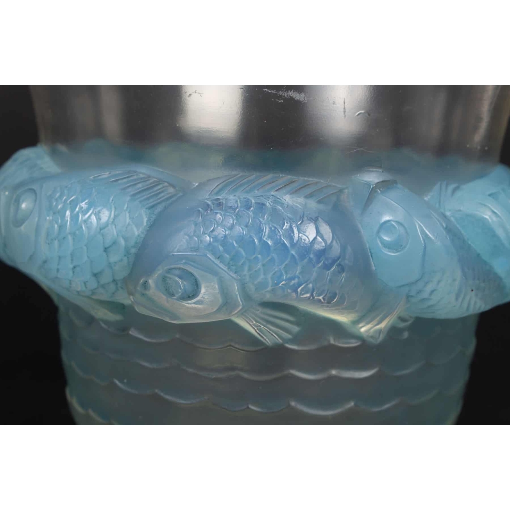 Vase « Piriac » verre opalescent patiné bleu de René LALIQUE