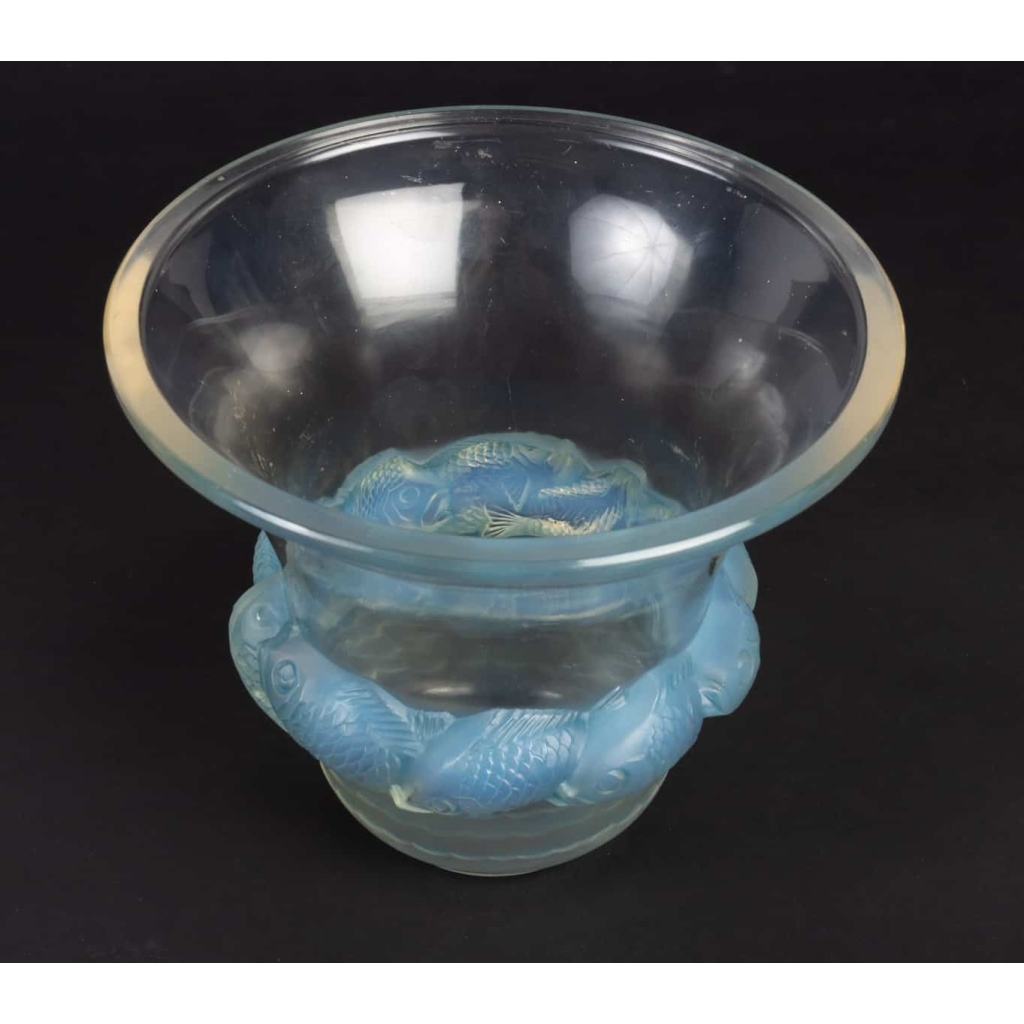 Vase « Piriac » verre opalescent patiné bleu de René LALIQUE