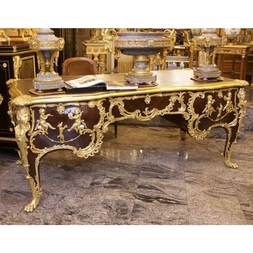 Bureau plat dit « aux singes » style Régence signé ZWIENER 19e siècle | Biron Bureau plat dit "aux singes" style Régence signé ZWIENER 19e siècle
