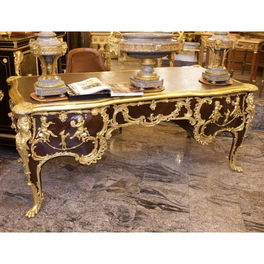 Bureau plat dit « aux singes » style Régence signé ZWIENER 19e siècle | Biron Bureau plat dit "aux singes" style Régence signé ZWIENER 19e siècle