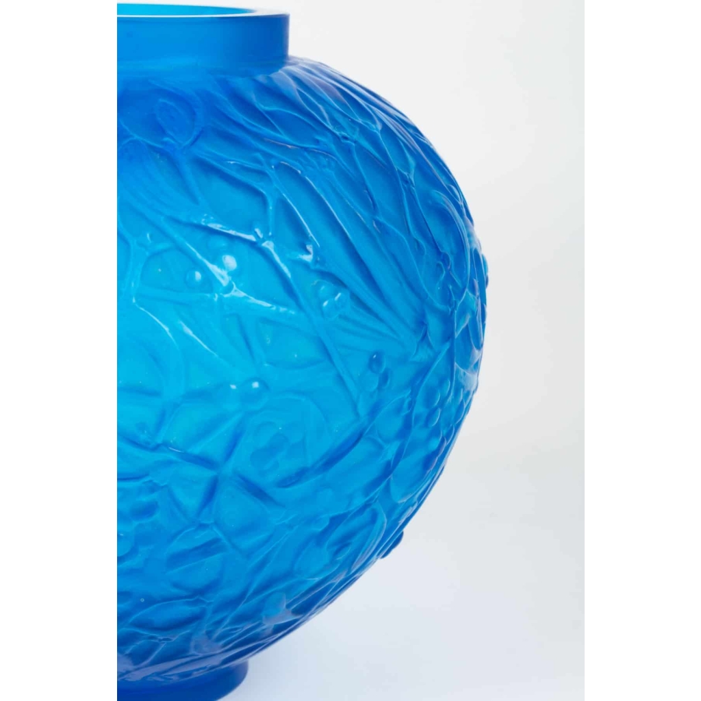 Vase « Gui » verre bleu électrique de René LALIQUE