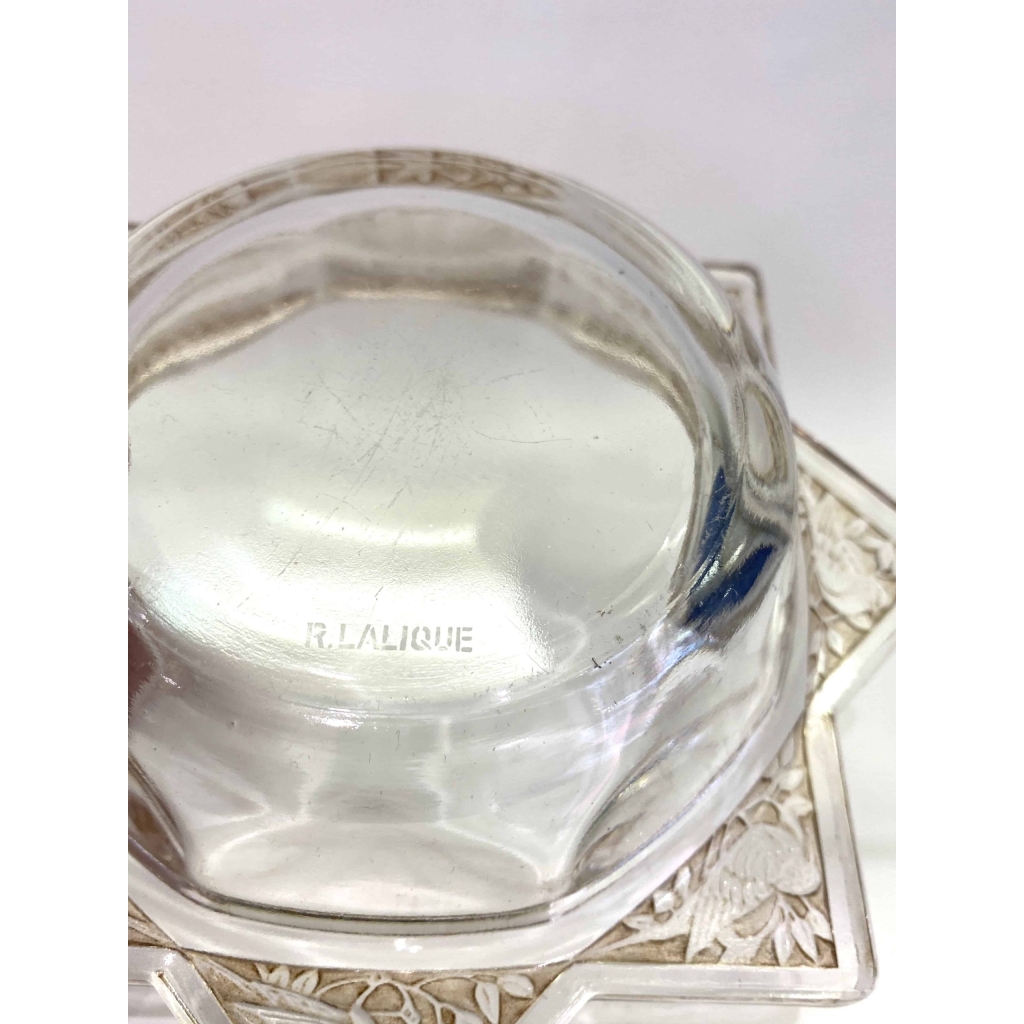 Cendrier « Fauvettes » verre blanc patiné sépia de René LALIQUE | Biron Cendrier "Fauvettes" verre blanc patiné sépia de René LALIQUE