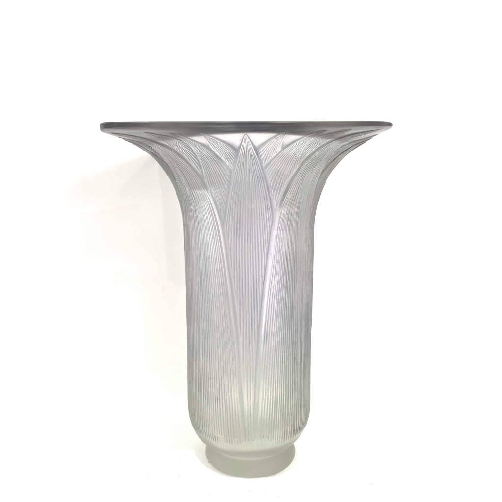 Vase « Lotus » verre blanc patiné bleu de René LALIQUE | Biron |||||||
