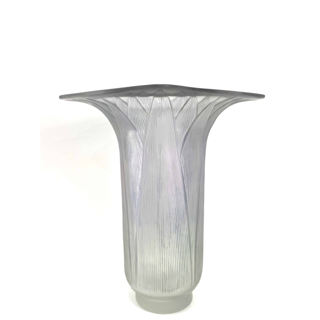 Vase « Lotus » verre blanc patiné bleu de René LALIQUE | Biron Vase "Lotus" verre blanc patiné bleu de René LALIQUE
