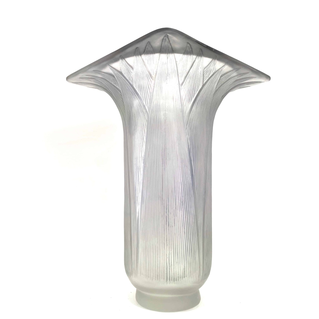 Vase « Lotus » verre blanc patiné bleu de René LALIQUE | Biron Vase "Lotus" verre blanc patiné bleu de René LALIQUE