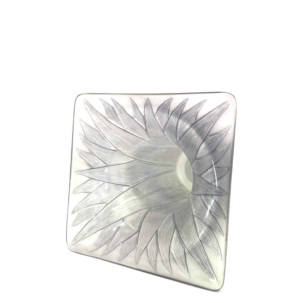 Vase « Lotus » verre blanc patiné bleu de René LALIQUE | Biron Vase "Lotus" verre blanc patiné bleu de René LALIQUE