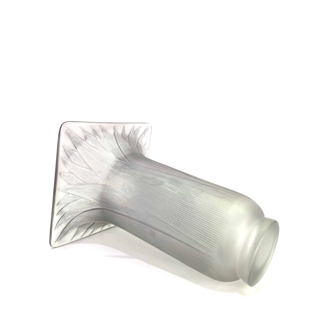 Vase « Lotus » verre blanc patiné bleu de René LALIQUE | Biron Vase "Lotus" verre blanc patiné bleu de René LALIQUE
