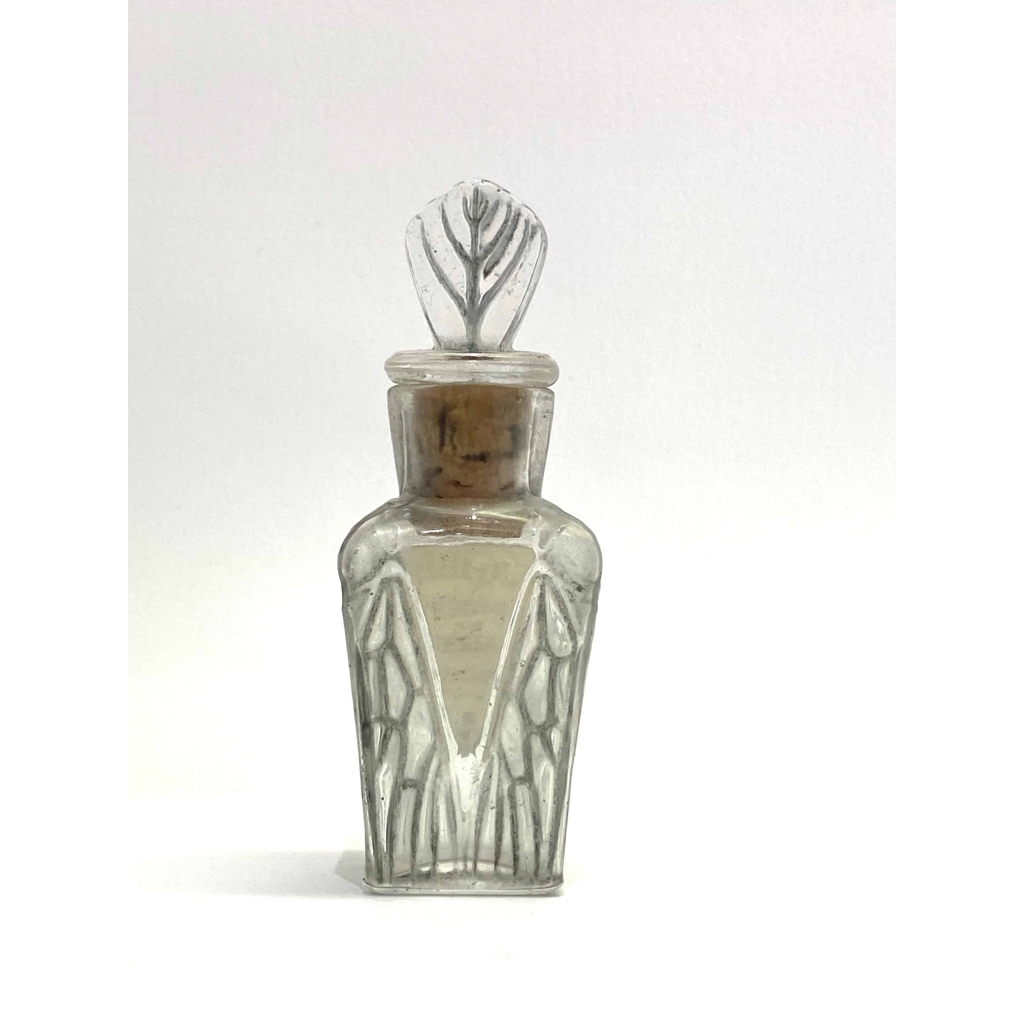 Flacon « Cigalia » pour Roger et Gallet verre blanc patiné gris de René LALIQUE | Biron Flacon "Cigalia" pour Roger et Gallet verre blanc patiné gris de René LALIQUE