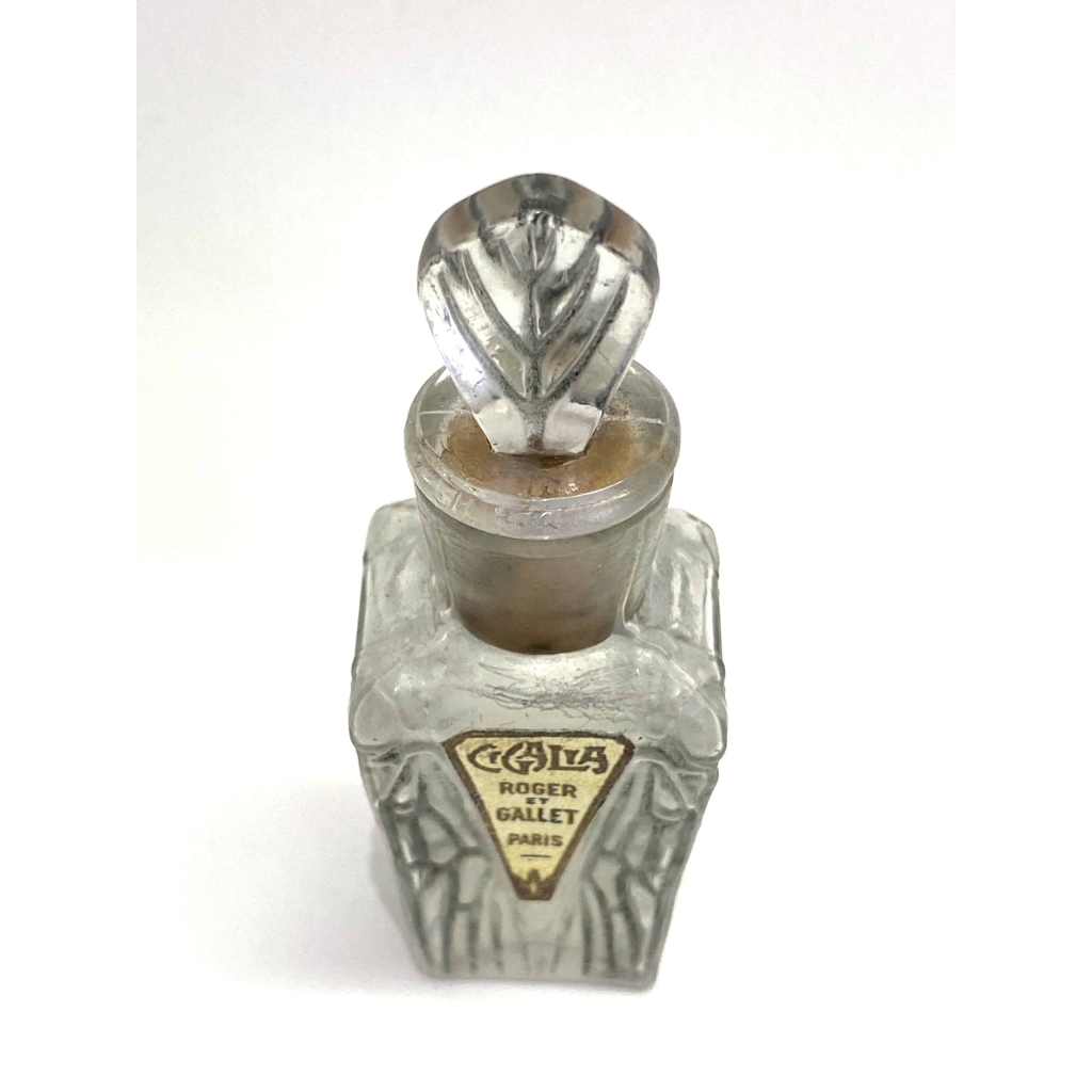 Flacon « Cigalia » pour Roger et Gallet verre blanc patiné gris de René LALIQUE | Biron Flacon "Cigalia" pour Roger et Gallet verre blanc patiné gris de René LALIQUE