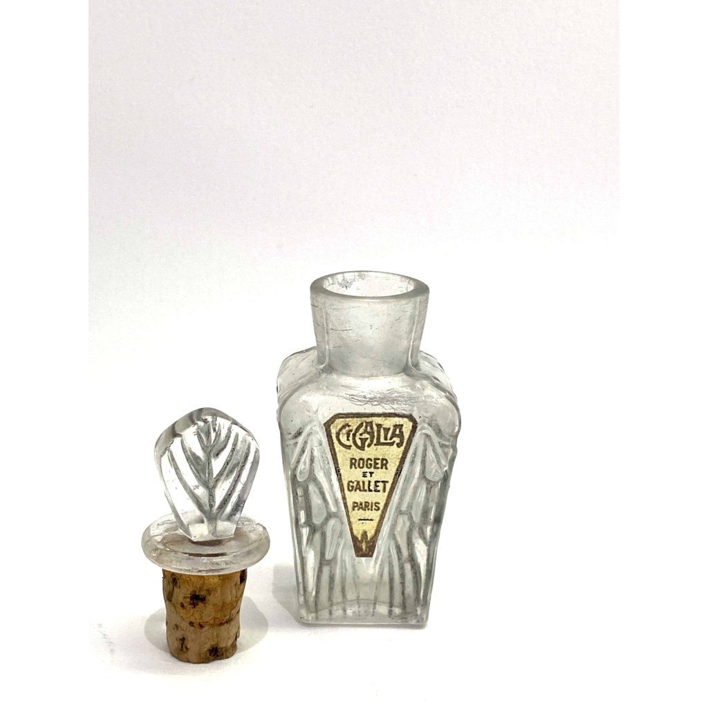 Flacon « Cigalia » pour Roger et Gallet verre blanc patiné gris de René LALIQUE | Biron Flacon "Cigalia" pour Roger et Gallet verre blanc patiné gris de René LALIQUE