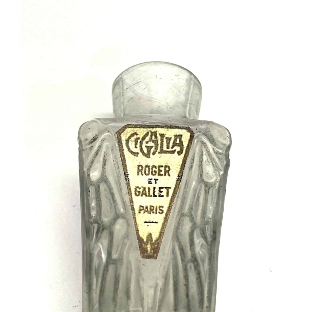 Flacon « Cigalia » pour Roger et Gallet verre blanc patiné gris de René LALIQUE | Biron Flacon "Cigalia" pour Roger et Gallet verre blanc patiné gris de René LALIQUE