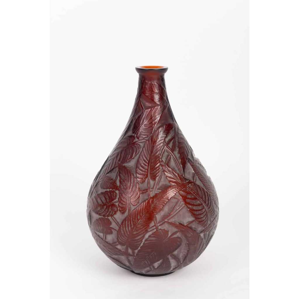 Vase « Sauges » verre ambre patiné blanc de René LALIQUE | Biron Vase « Sauges » verre ambre patiné blanc de René LALIQUE