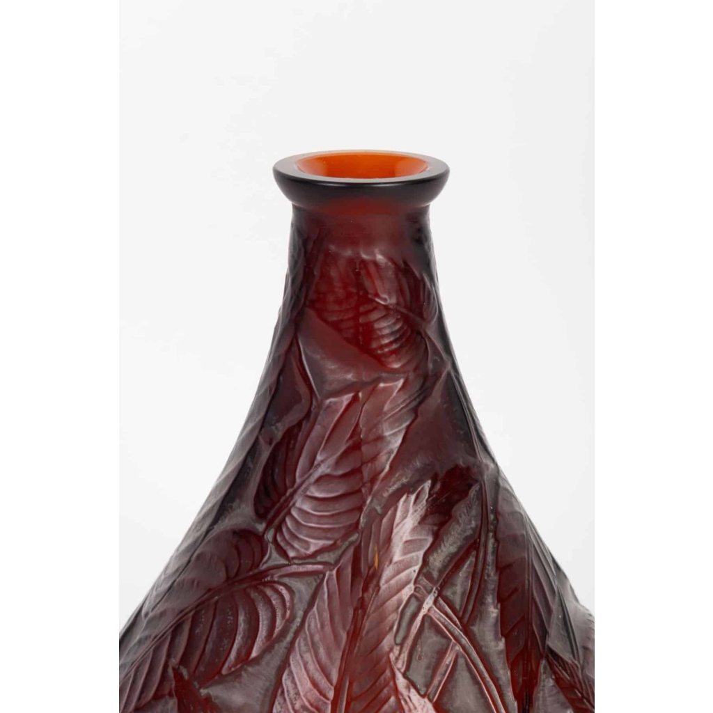 Vase « Sauges » verre ambre patiné blanc de René LALIQUE | Biron Vase « Sauges » verre ambre patiné blanc de René LALIQUE