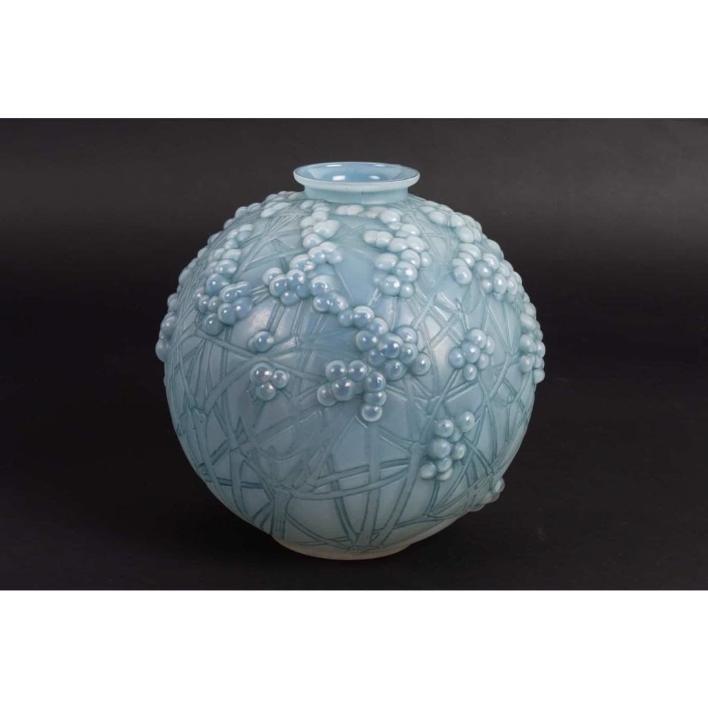 Vase « Druides » verre opalescent double couche patiné bleu de René LALIQUE
