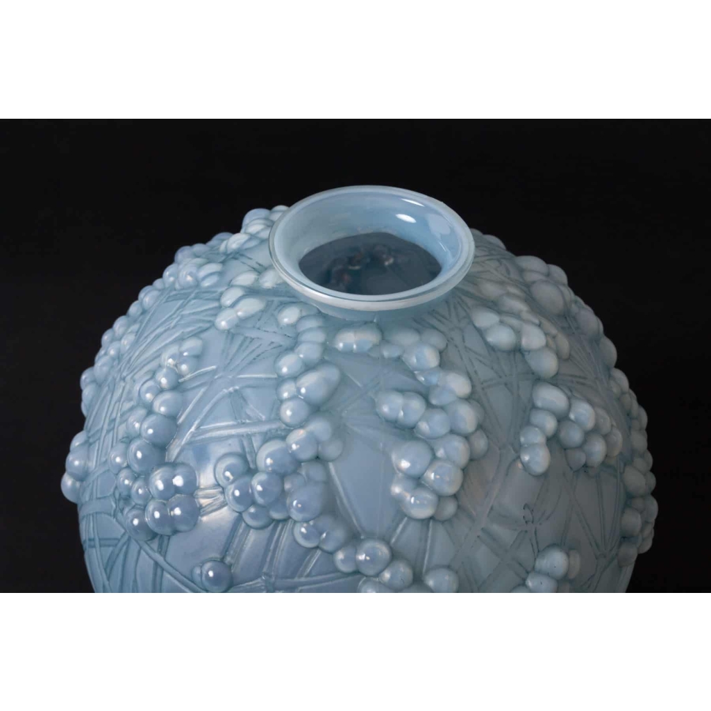 Vase « Druides » verre opalescent double couche patiné bleu de René LALIQUE