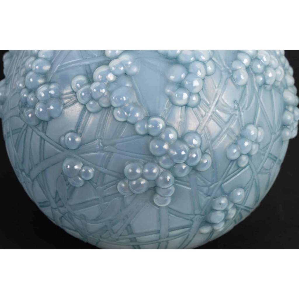 Vase « Druides » verre opalescent double couche patiné bleu de René LALIQUE