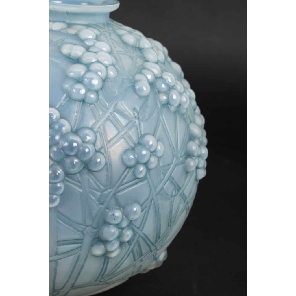 Vase « Druides » verre opalescent double couche patiné bleu de René LALIQUE
