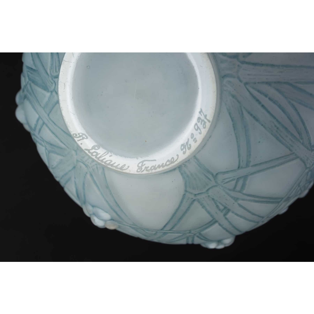 Vase « Druides » verre opalescent double couche patiné bleu de René LALIQUE