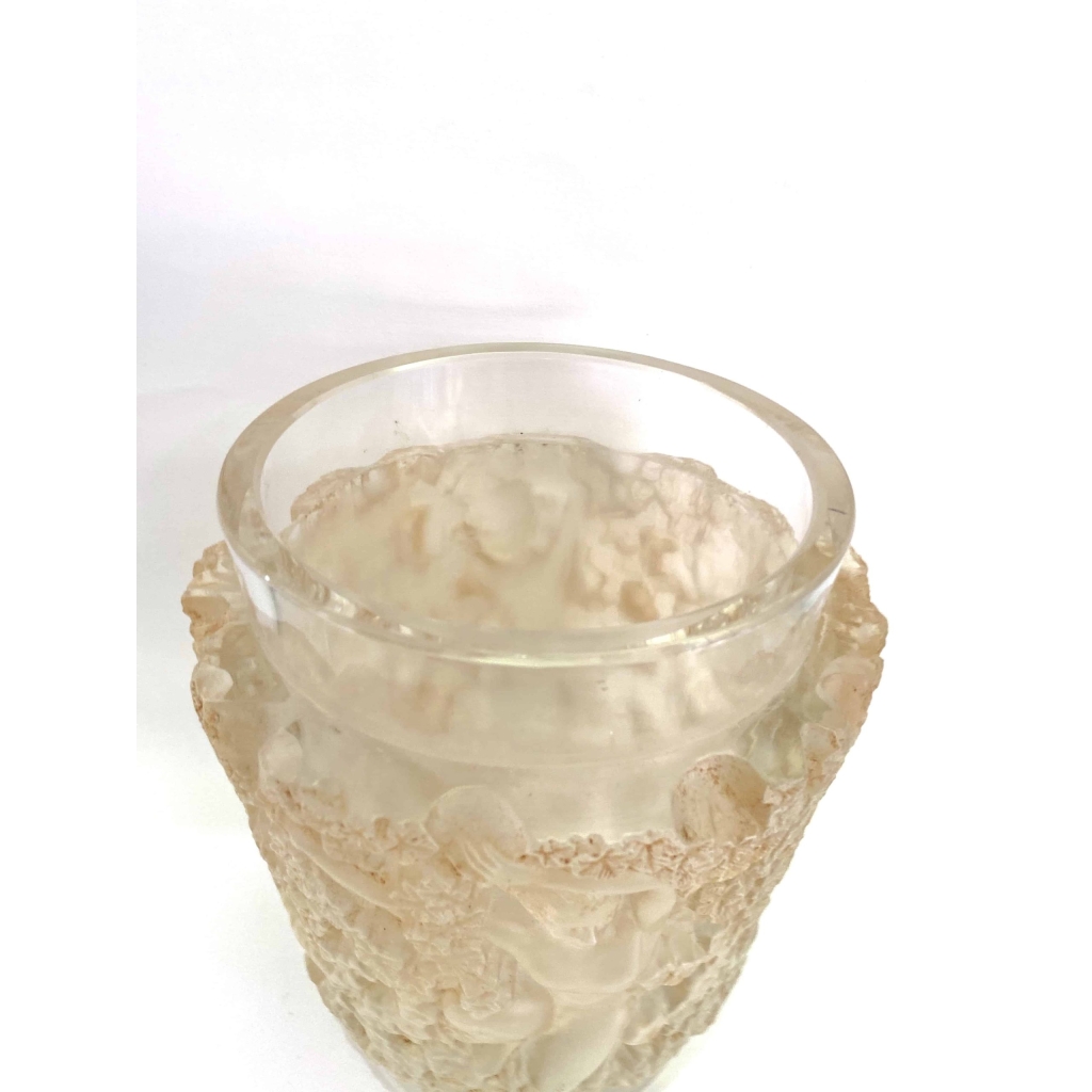 Vase « Bacchus » verre blanc patiné sépia de René LALIQUE | Biron Vase "Bacchus" verre blanc patiné sépia de René LALIQUE