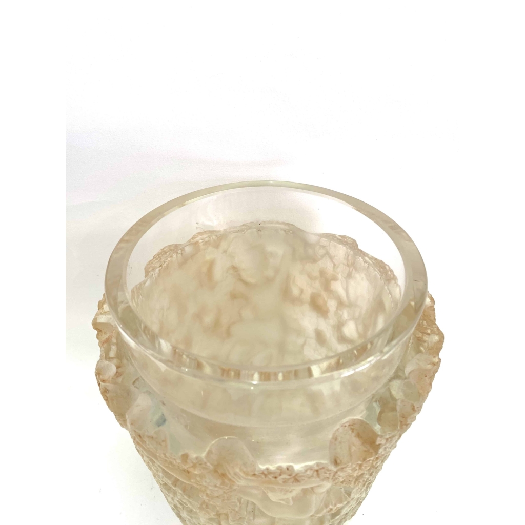 Vase « Bacchus » verre blanc patiné sépia de René LALIQUE | Biron Vase "Bacchus" verre blanc patiné sépia de René LALIQUE