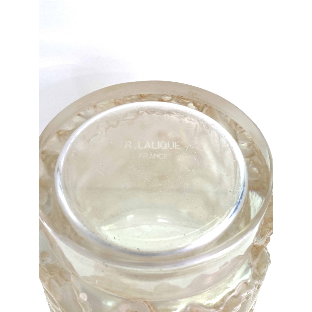 Vase « Bacchus » verre blanc patiné sépia de René LALIQUE | Biron Vase "Bacchus" verre blanc patiné sépia de René LALIQUE