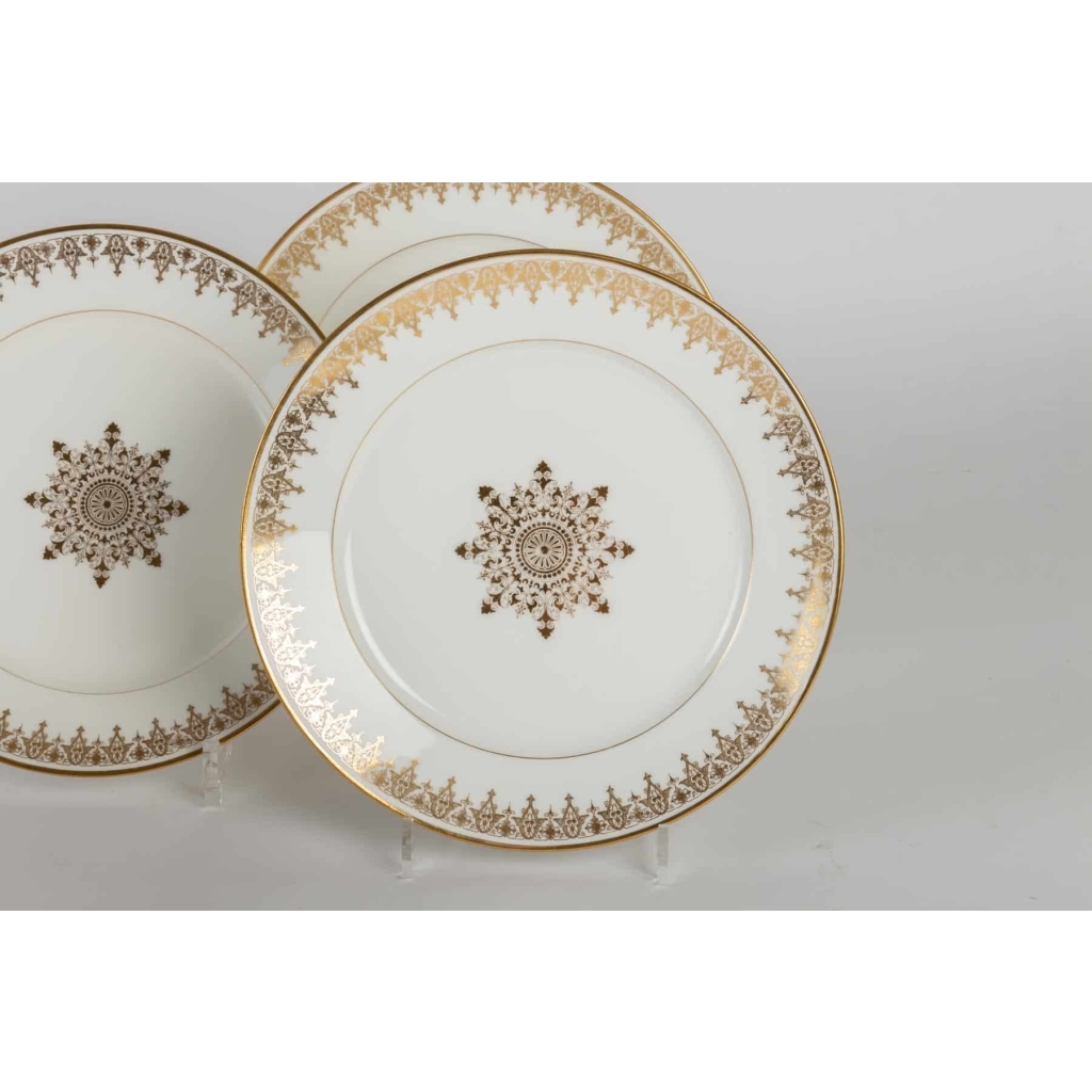 Douze assiettes et un présentoir de la Manufacture de Sèvres 1883 | Biron Douze assiettes et un présentoir de la Manufacture de Sèvres 1883