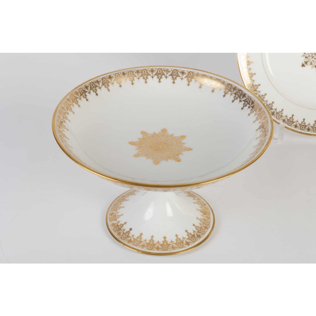 Douze assiettes et un présentoir de la Manufacture de Sèvres 1883 | Biron Douze assiettes et un présentoir de la Manufacture de Sèvres 1883