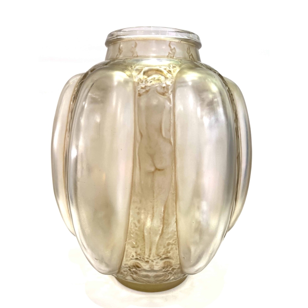 Vase « Six Figurines et Masques » verre blanc patiné sépia de René LALIQUE | Biron Vase "Six Figurines et Masques" verre blanc patiné sépia de René LALIQUE