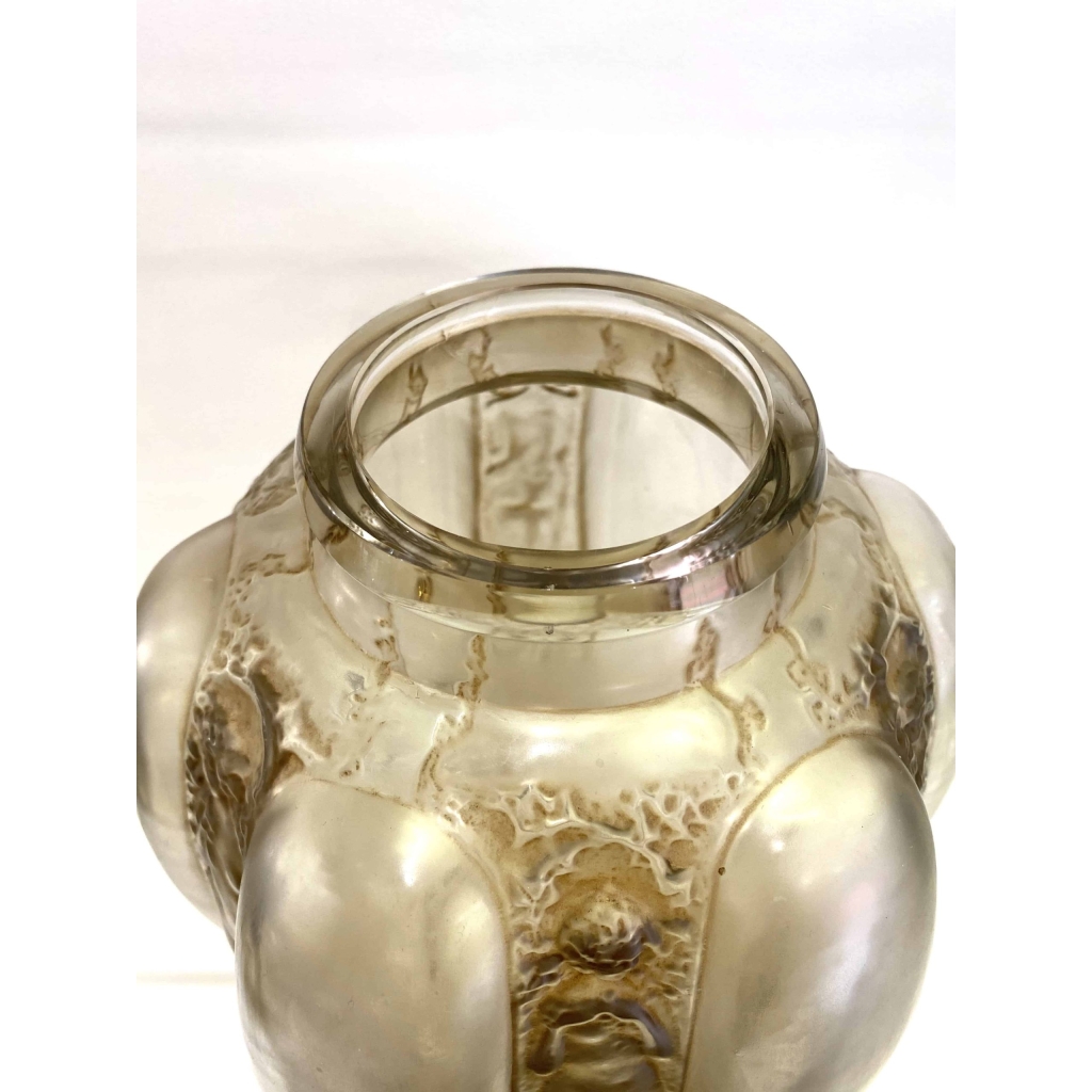 Vase « Six Figurines et Masques » verre blanc patiné sépia de René LALIQUE | Biron Vase "Six Figurines et Masques" verre blanc patiné sépia de René LALIQUE