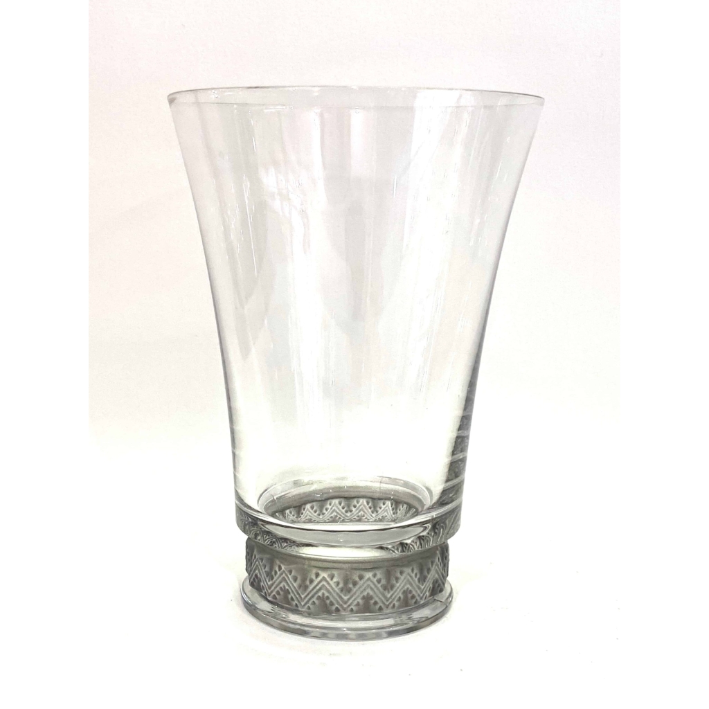Suite de Huit 8 Gobelets « Reims » verre blanc patiné gris de René LALIQUE | Biron Suite de Huit 8 Gobelets "Reims" verre blanc patiné gris de René LALIQUE