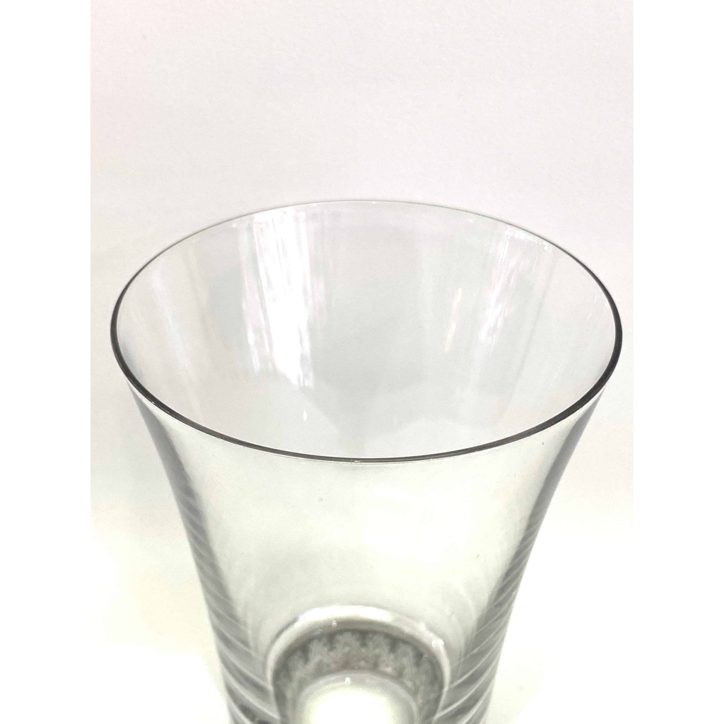 Suite de Huit 8 Gobelets « Reims » verre blanc patiné gris de René LALIQUE | Biron Suite de Huit 8 Gobelets "Reims" verre blanc patiné gris de René LALIQUE