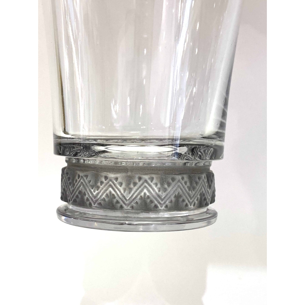 Suite de Huit 8 Gobelets « Reims » verre blanc patiné gris de René LALIQUE | Biron Suite de Huit 8 Gobelets "Reims" verre blanc patiné gris de René LALIQUE