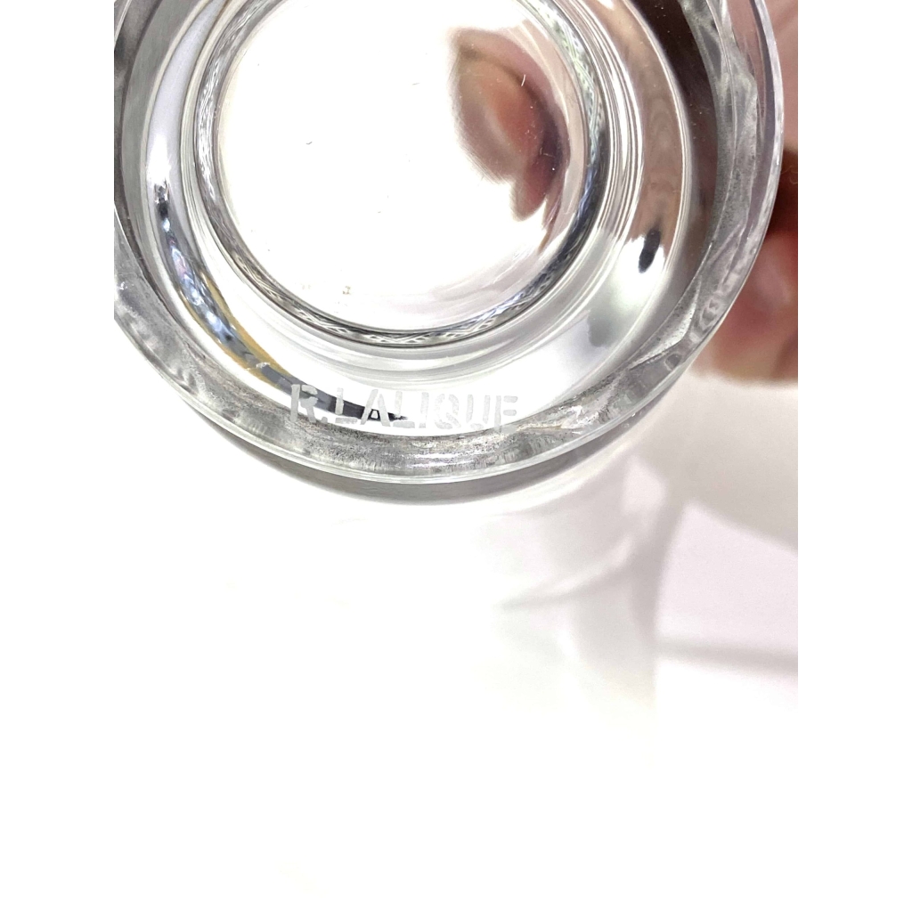 Suite de Huit 8 Gobelets « Reims » verre blanc patiné gris de René LALIQUE | Biron Suite de Huit 8 Gobelets "Reims" verre blanc patiné gris de René LALIQUE