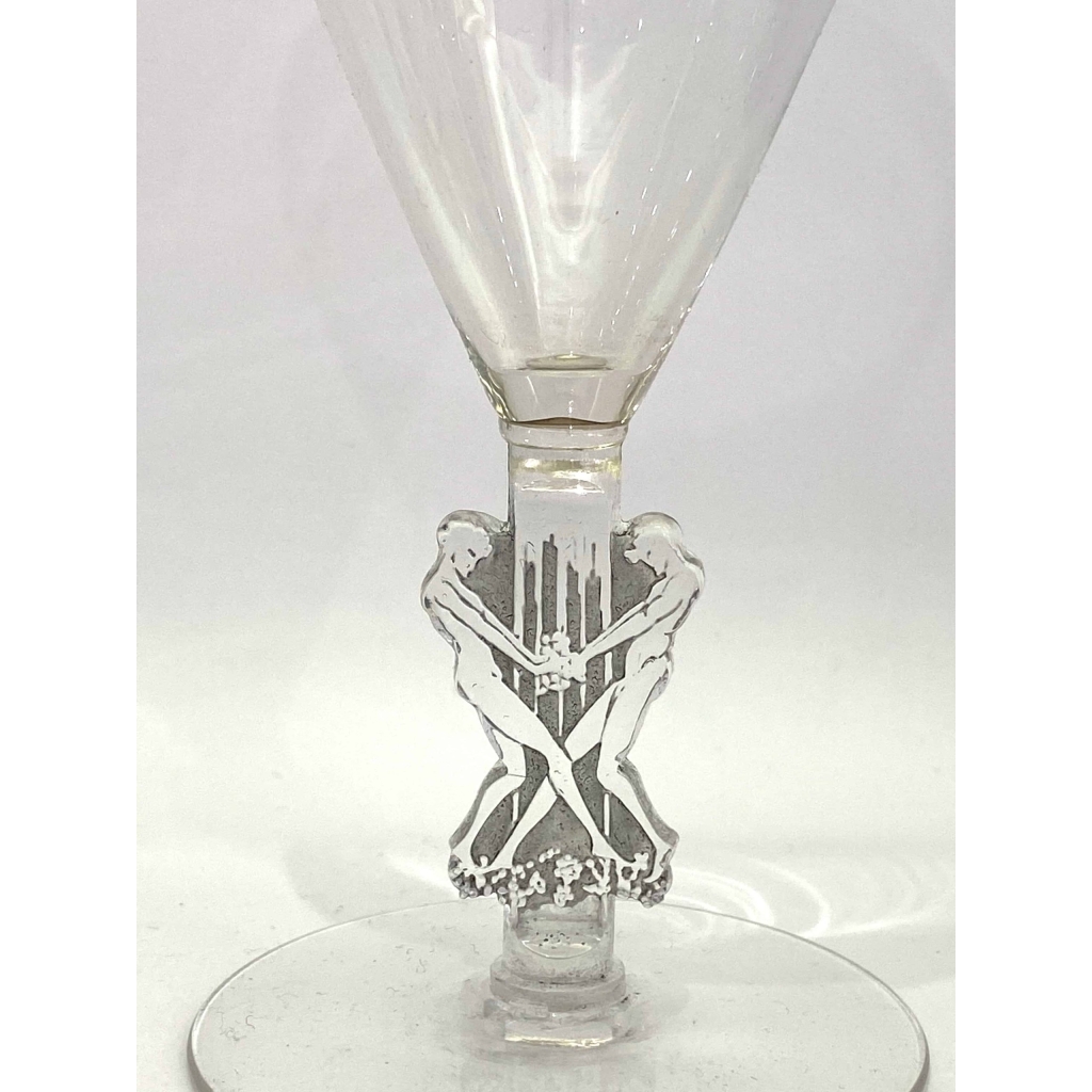 Service « Strasbourg » verre blanc patiné gris de René LALIQUE – 18 pièces | Biron Service "Strasbourg" verre blanc patiné gris de René LALIQUE - 18 pièces