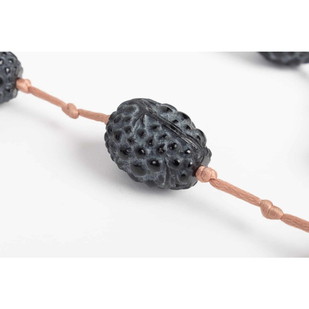 Collier Sautoir « Grosses Graines » verre noir patiné blanc de René LALIQUE | Biron Collier Sautoir « Grosses Graines » verre noir patiné blanc de René LALIQUE