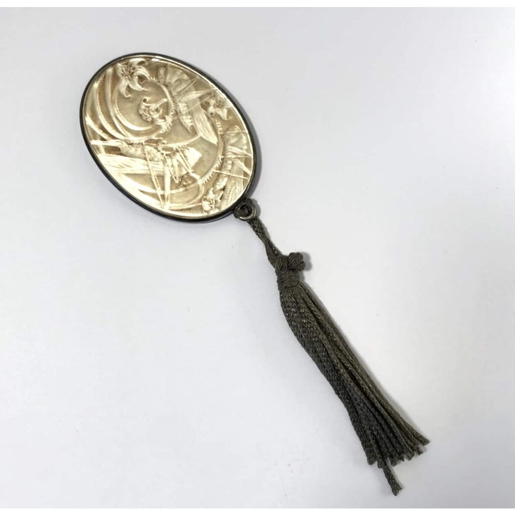 Miroir Pendentif « Sauterelles » verre blanc patiné sépia monture argent de René LALIQUE | Biron |||||