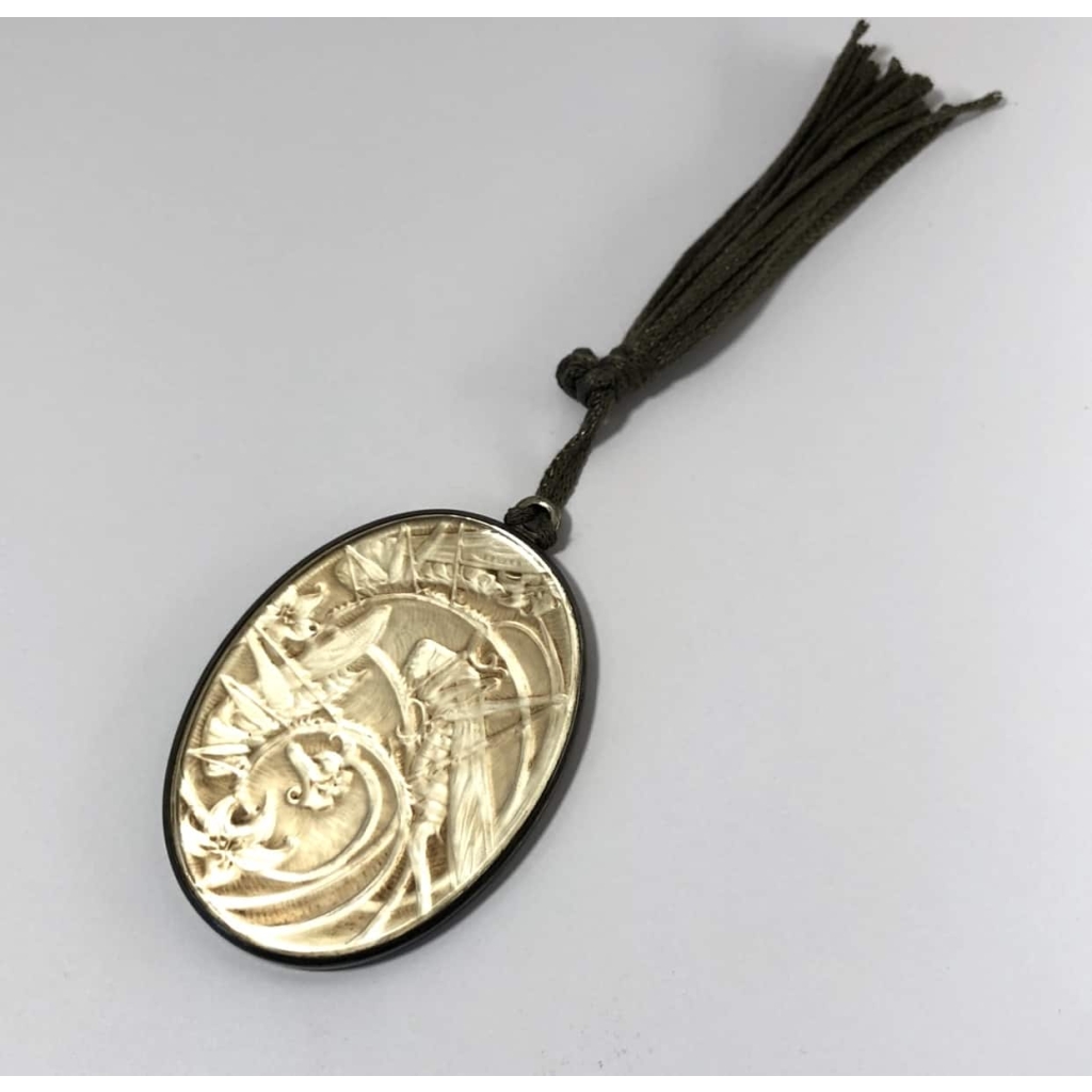 Miroir Pendentif « Sauterelles » verre blanc patiné sépia monture argent de René LALIQUE | Biron Miroir Pendentif "Sauterelles" verre blanc patiné sépia monture argent de René LALIQUE