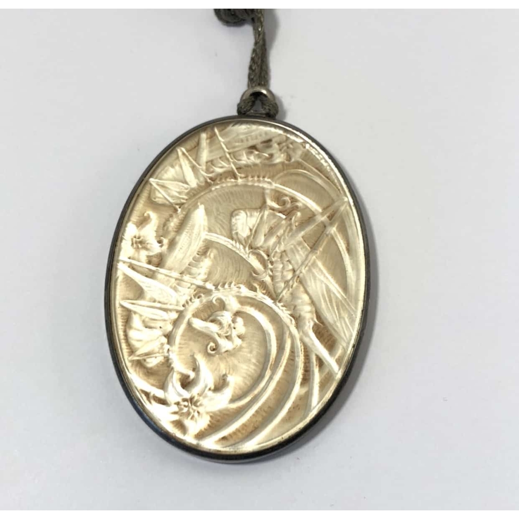 Miroir Pendentif « Sauterelles » verre blanc patiné sépia monture argent de René LALIQUE | Biron Miroir Pendentif "Sauterelles" verre blanc patiné sépia monture argent de René LALIQUE