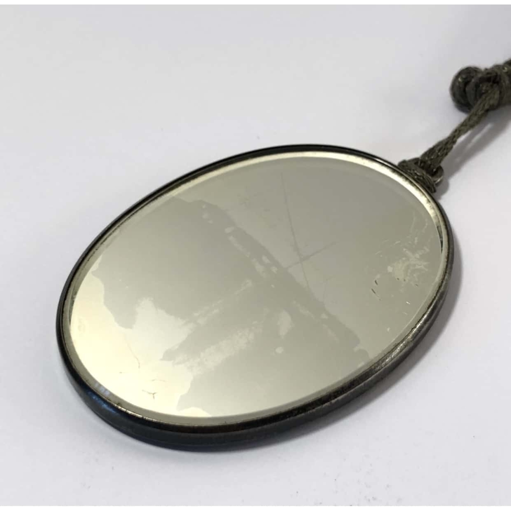 Miroir Pendentif « Sauterelles » verre blanc patiné sépia monture argent de René LALIQUE | Biron Miroir Pendentif "Sauterelles" verre blanc patiné sépia monture argent de René LALIQUE