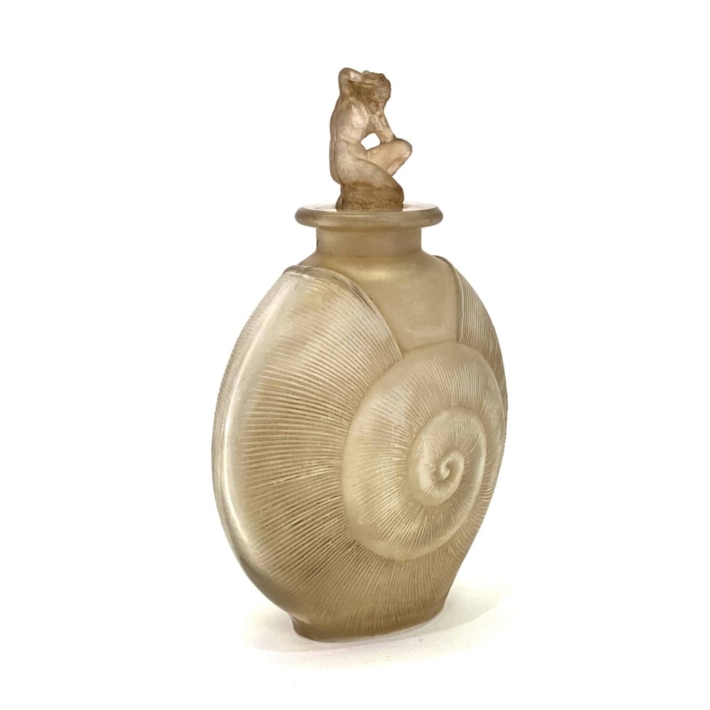Flacon « Amphitrite » verre blanc patiné sépia de René LALIQUE | Biron Flacon "Amphitrite" verre blanc patiné sépia de René LALIQUE