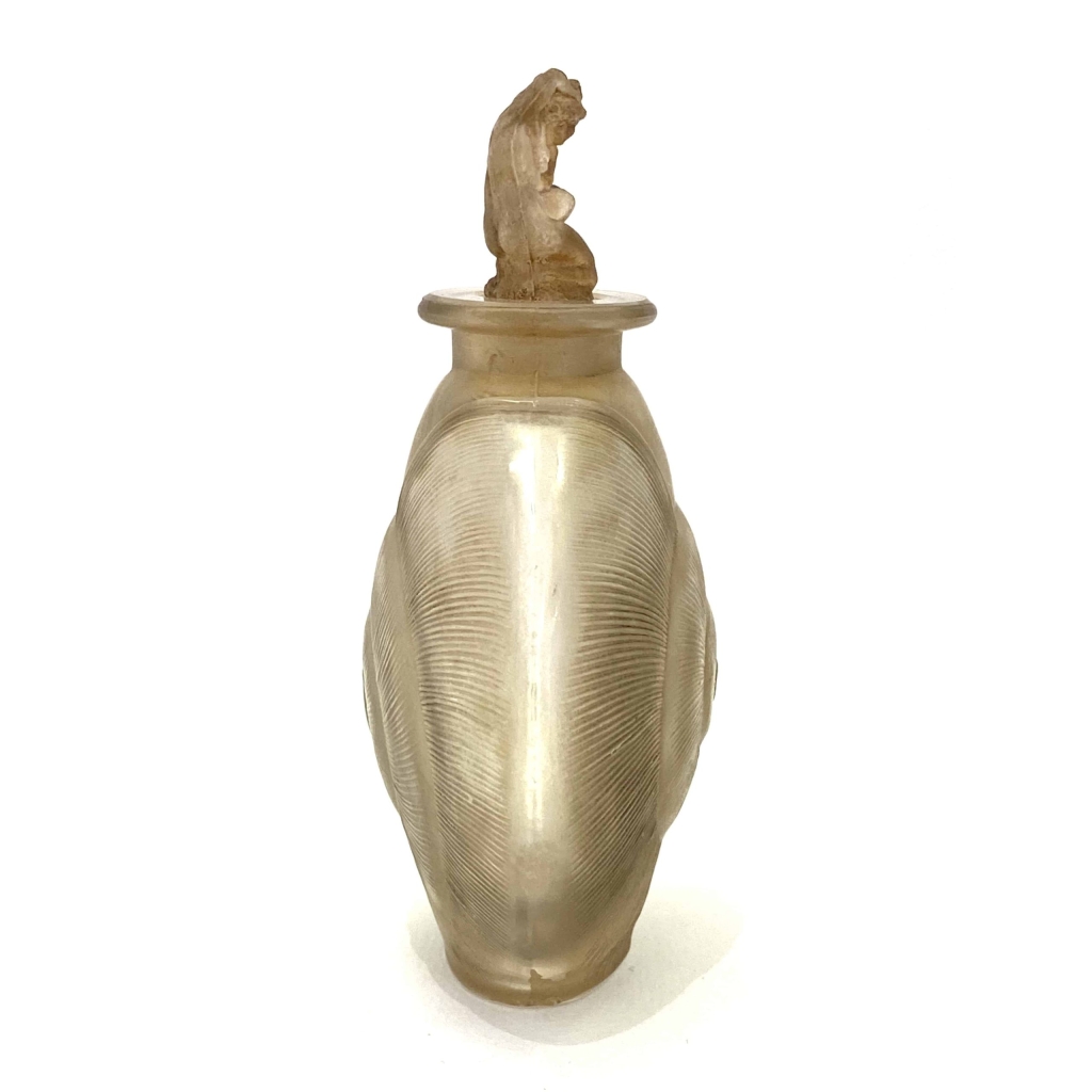Flacon « Amphitrite » verre blanc patiné sépia de René LALIQUE | Biron Flacon "Amphitrite" verre blanc patiné sépia de René LALIQUE