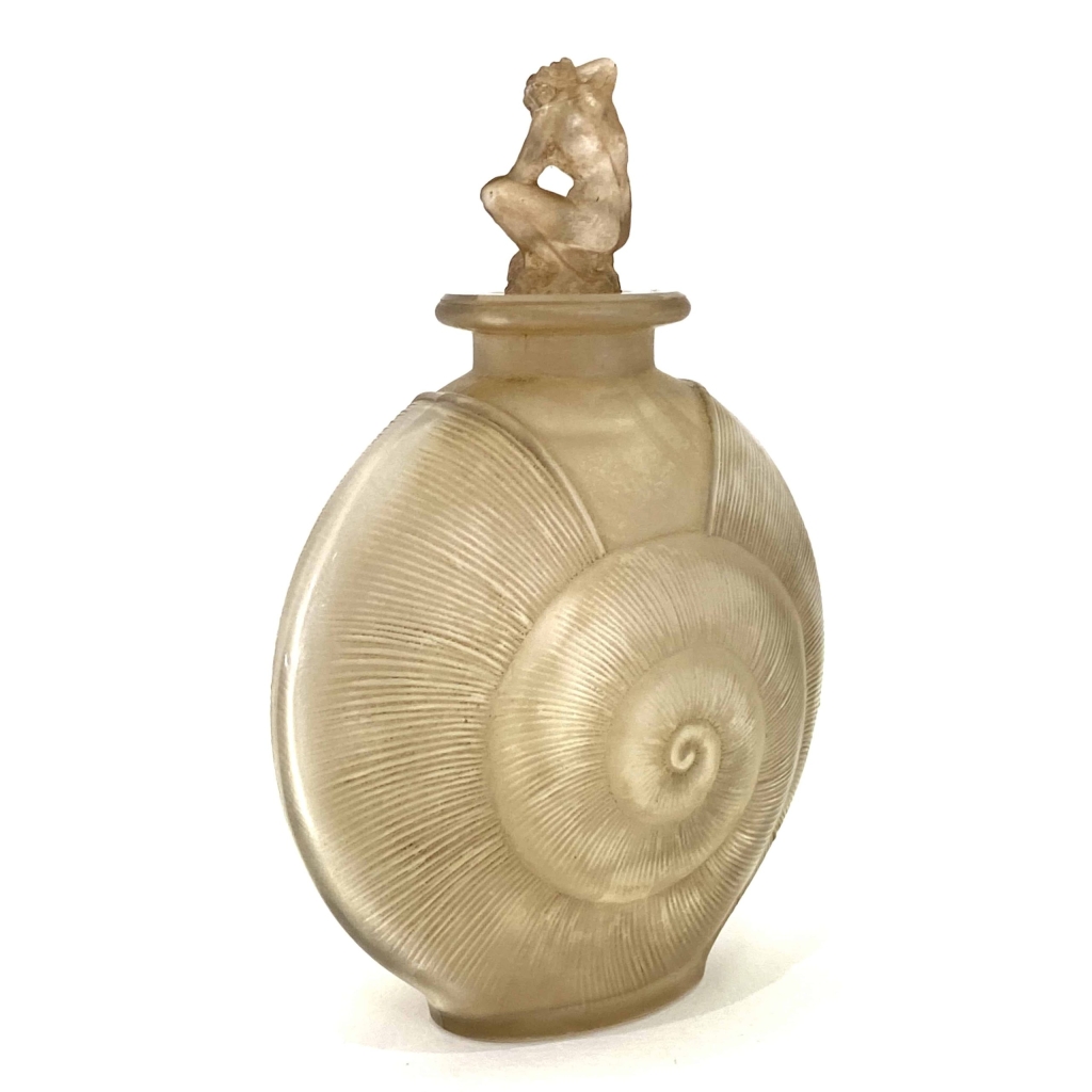 Flacon « Amphitrite » verre blanc patiné sépia de René LALIQUE | Biron Flacon "Amphitrite" verre blanc patiné sépia de René LALIQUE